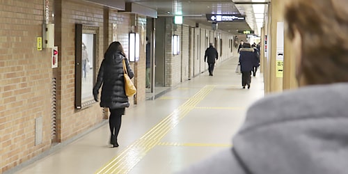 徒歩尾行の実習風景