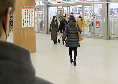 対象者がコンビニに！怪しまれない場所で張り込み！