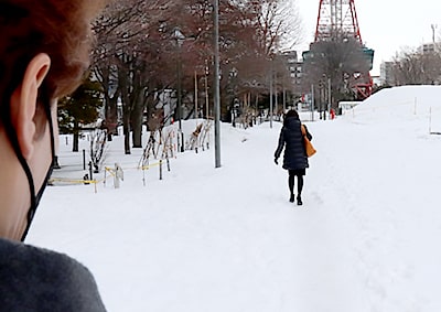 人気のないところにきたので、対象者の距離に気を付ける！