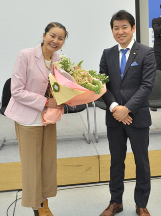 山本華世様と山田学長の記念写真